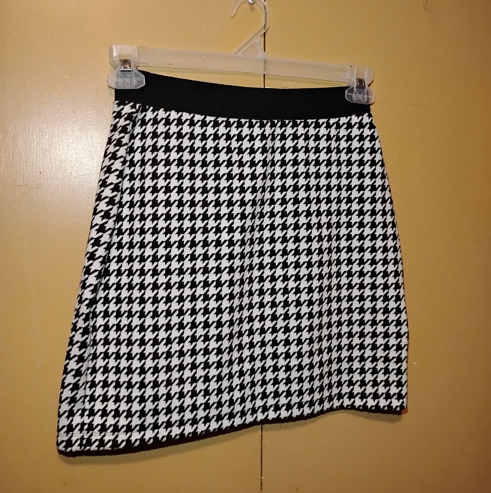Stylish Black and White Large Houndstooth Skirt